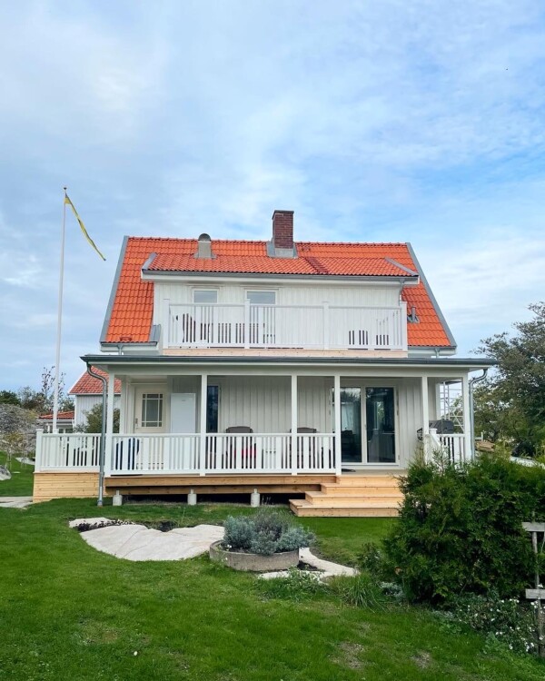 Kunden önskade sig en design som påminde mer om när huset uppfördes. För att uppnå detta fick huset komma ur sin eternit-kostym och få ny klädsel, förlängd kupa och en nydesignad veranda. Klassiska materialval som kopplade fönster, äkta tegelpannor, tak och plåtdetaljer i zink tillsammans med den vita träpanelen med hattläkt, för huset tillbaka i tiden. Även de vita räckena är designade i 10-20 tals stil.