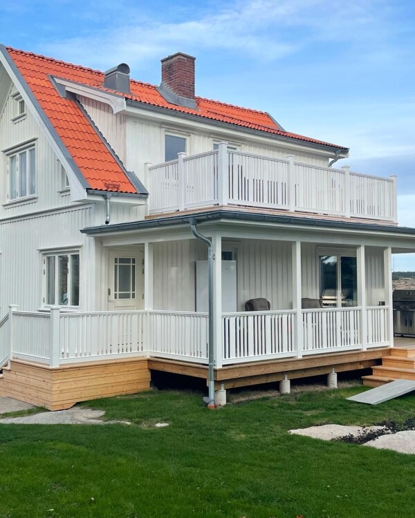 Kunden önskade sig en design som påminde mer om när huset uppfördes. För att uppnå detta fick huset komma ur sin eternit-kostym och få ny klädsel, förlängd kupa och en nydesignad veranda. Klassiska materialval som kopplade fönster, äkta tegelpannor, tak och plåtdetaljer i zink tillsammans med den vita träpanelen med hattläkt, för huset tillbaka i tiden. Även de vita räckena är designade i 10-20 tals stil.