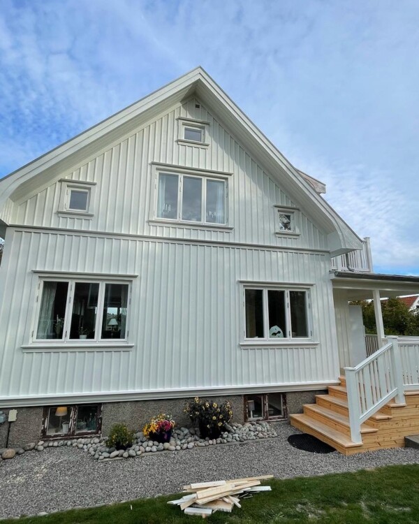 Kunden önskade sig en design som påminde mer om när huset uppfördes. För att uppnå detta fick huset komma ur sin eternit-kostym och få ny klädsel, förlängd kupa och en nydesignad veranda. Klassiska materialval som kopplade fönster, äkta tegelpannor, tak och plåtdetaljer i zink tillsammans med den vita träpanelen med hattläkt, för huset tillbaka i tiden. Även de vita räckena är designade i 10-20 tals stil.