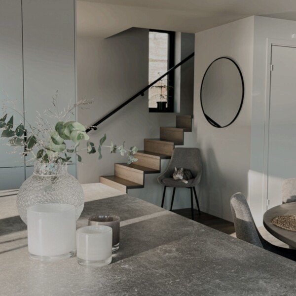Denna moderna tappning på den klassiska fjällstugan beställdes av kund som ett fritidsboenden på en av Sveriges populära skidorter.
Huset är utvändigt klätt med svart panel och invändigt med en mörkbrun murrig panel. Den höga fönsterbeklädda gaveln vetter ut mot skidbacken och ger en vacker vidsträckt utsikt över landskapet från både allrummet och från loftets balkong. Den centrerade kaminen förstärker rummets höjd när det leder ögat upp.