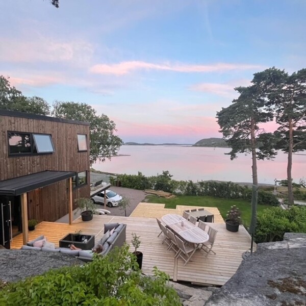 Denna moderna tappning på den klassiska fjällstugan beställdes av kund som ett fritidsboenden på en av Sveriges populära skidorter.
Huset är utvändigt klätt med svart panel och invändigt med en mörkbrun murrig panel. Den höga fönsterbeklädda gaveln vetter ut mot skidbacken och ger en vacker vidsträckt utsikt över landskapet från både allrummet och från loftets balkong. Den centrerade kaminen förstärker rummets höjd när det leder ögat upp.