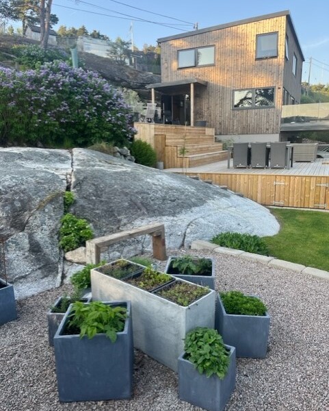 Denna moderna tappning på den klassiska fjällstugan beställdes av kund som ett fritidsboenden på en av Sveriges populära skidorter.
Huset är utvändigt klätt med svart panel och invändigt med en mörkbrun murrig panel. Den höga fönsterbeklädda gaveln vetter ut mot skidbacken och ger en vacker vidsträckt utsikt över landskapet från både allrummet och från loftets balkong. Den centrerade kaminen förstärker rummets höjd när det leder ögat upp.